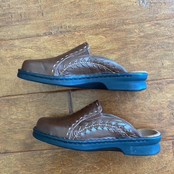 Clarks Brown Leather 7 Slip On Mules Slides Shoes Stitching Details Brazil EUC - Picture 3 of 16